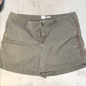 Army green shorts, excellent condition